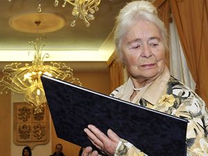 Naděžda Kavalírová přebírá ocenění z rukou ministryně obrany.