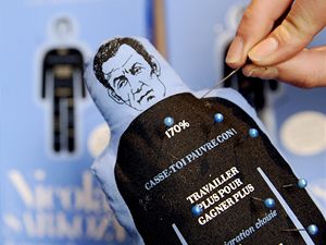 Figurka vúdú v podobě Nicolase Sarkozyho