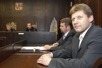 Okresní soud Brno-venkov se 7. listopadu zaal zabývat pípadem Josefa Koneného (vpravo) z Oechova na Brnnsku, který je oznaován za nejvtího pytláka v historii eska. 