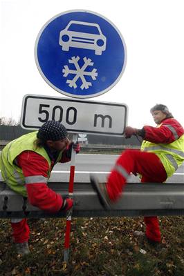 Znaka Zimní výbava. Silniái zaali instalovat znaky kritickém úseku dálnice D1.