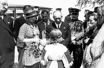 Edvard Bene vítaný zakarpatskými Ukrajinci v roce 1934.
