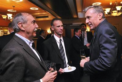 Legendy eského hokeje Jií Holeek (vlevo) a Dominik Haek s premiérem Mirkem Topolánkem.