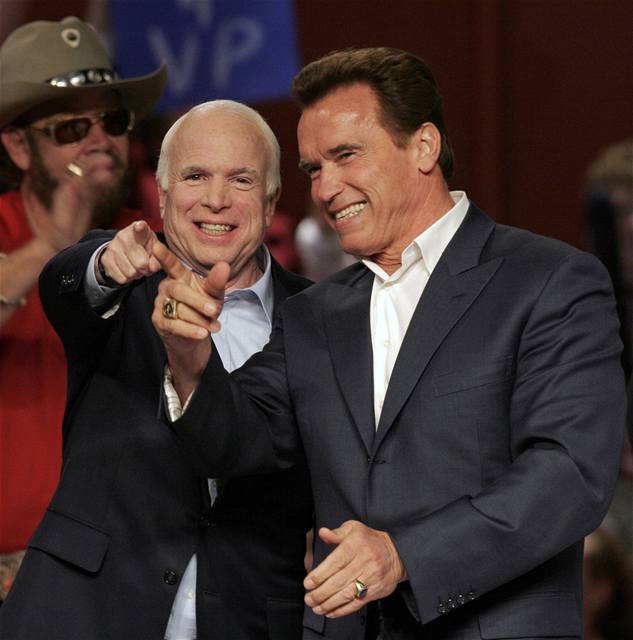 Pro Arnolda Schwarzeneggera je John McCain skuteným hrdinou.