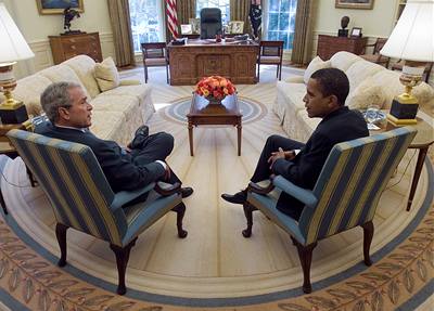 Poprvé ve své pracovn. Stávající prezident George W. Bush pijal svého nástupce Baracka Obamu v Oválné pracovn Bílého domu.