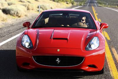 Design Ferrari California, který vypadá jet lépe ve skutenosti ne na fotografiích, navrhlo jako u tradin italské studio Pininfarina. Vzhled odkazuje na Ferrari 250 California z roku 1957.