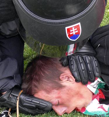 V sobotu 1. listopadu zasáhla policie proti neukáznným fanoukm bhem utkání mezi Dunajskou Stredou, kde ije poetná maarská menina, a Slovanem Bratislava. 