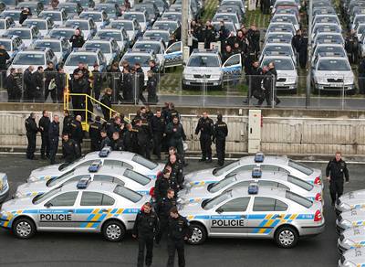 esk policie pevzala prvnch 680 stbrnch automobil s modrolutmi znaky.