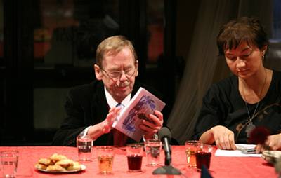 Rozhovorem Renaty Kalenské s Václavem Havlem zahájili v tzv. Kabinetu Havel v Divadle husa na provázku diskusní cyklus Úsvit v echách. 