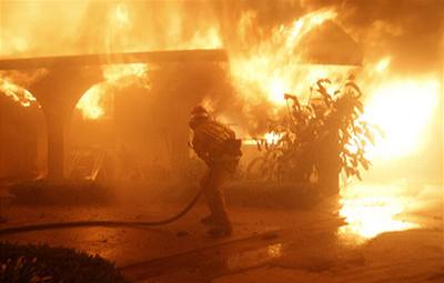 Nejmén deset dom zniil lesní poár, který v pátek veer zasáhl sever Los Angeles. Kolem 5000 obyvatel ji muselo být evakuováno.