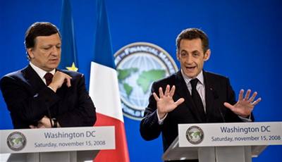 Úsilí G20 se bude opírat o víru v trní principy, otevený obchod bez bariér a otevený investiní reim. Na snímku pedseda Evorpské komise José Manuel Barroso (vlevo) a francouzský prezident Nicolas Sarkozy.