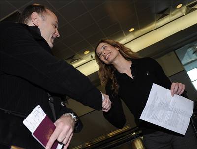 Lenka ílová a ministr vnitra Ivan Langer spolen odletli 17. listopadu do New Yorku. Jsou prvními cestujícími, kteí pi cest do Spojených stát nepotebovali víza.