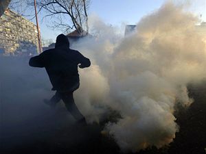 Asi pt stovek pravicovch extremist se snailo dostat na litvnovsk sdlit Janov. Policist jim v tom zabrnili. 