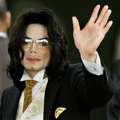Michael Jackson. Jméno nkdejího krále popu se pomalu stává symbolem kontroverze. 