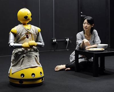 Poniující práce? Robot eí otázku souití s lidmi. 