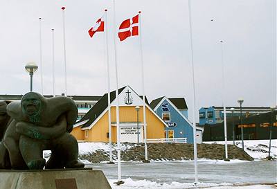 Vlajka Grónska a Dánska vlaje v ulicích hlavního grónského msta Nuuk.