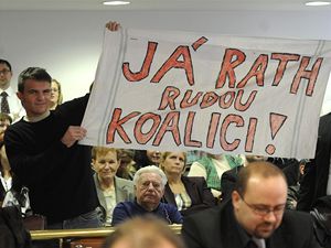 Demonstranti reaguj s transparentem na slib Davida Ratha na ustavujcm zasedn stedoeskho zastupitelstva, kter se selo 24. listopadu v Praze. 