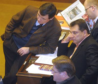 Zleva poslanci SSD David Rath, Zdenk kromach (dole), Jií Paroubek a Bohuslav Sobotka na mimoádné schzi Poslanecké snmovny.