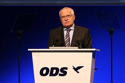 Václav Klaus oznamuje delegátm kongresu ODS, e se vzdává titulu estný pedseda strany.