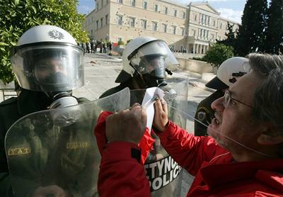 Rozzlobený mu ukazuje policistm fotografii mrtvého Alexise Grigoropulose, který byl v sobotu zastelen v Aténách pi kontroverzním zásahu policie 