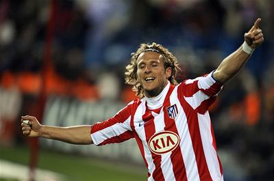 Diego Forlán se raduje z gólu, kterým pispl k výhe svého Atlética Madrid.