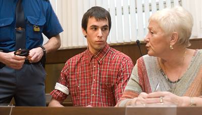 Dvacetiletý Luká Vorobel se u soudu zpovídá z pokusu o vradu