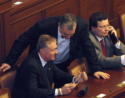 Mirek Topolánek, Karel Schwarzenberg a Alexandr Vondra na jednání ve snmovn