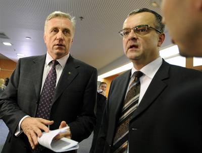 Premiér Mirek Topolánek a ministr financí Miroslav Kalousek.