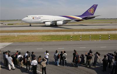 Na letiti v Bangkoku pistálo první letadlo s cestujícími. 