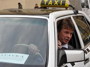 Nespokojen taxiki obklili prask magistrt.