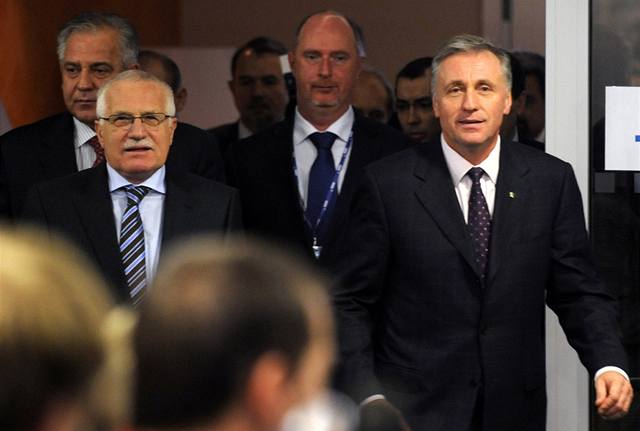 Prezident Václav Klaus (vlevo) a pedseda strany Mirek Topolánek (vpravo) picházejí do jednacího sálu na kongresu ODS
