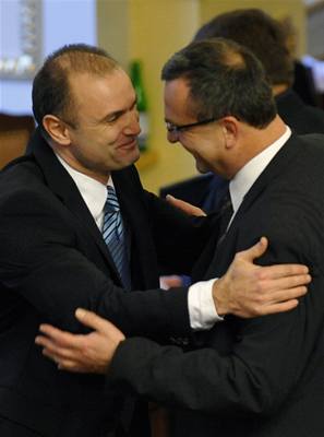Ministr vnitra Ivan Langer se objímá s ministrem financí Miroslavem Kalouskem (vpravo)