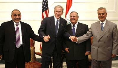 George Bush si na utajované návtv Iráku potásl rukou s iráckým prezidentem Dalalem Talabáním.