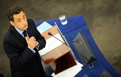 Francouzský prezident Nicolas Sarkozy na pd Evropského parlamentu kritizoval eskou republiku i jejího prezidenta. 