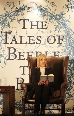 Joanne Rowlingová uvádí svou novou knihu.