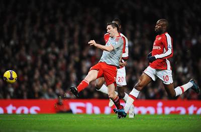 Robbie Keane stílí gól. Obránci Arsenalu se jen koukají.