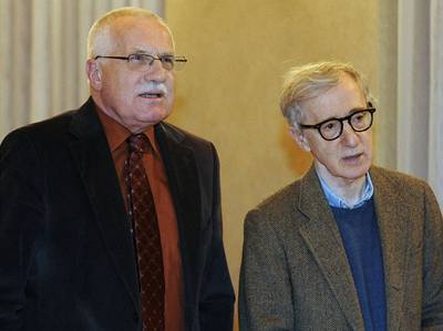 Prezident republiky Václav Klaus (vlevo) pijal 20. prosince na Praském hrad amerického filmového reiséra, herce, spisovatele a jazzmana Woodyho Allena. 