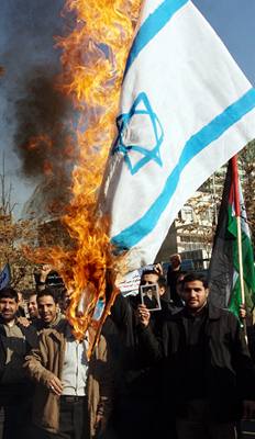 Na protiizraelské demonstraci v Íránu hoela izraelská vlajka. Vlna odporu proti bombardování v Gaze se zvedá v celém svt. 
