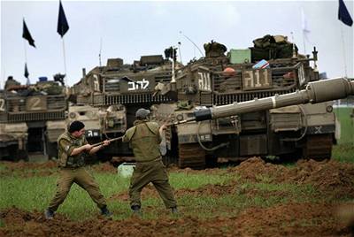 Izraeltí vojáci istí hlave dla na svém tanku u hranic s palestinským pásmem Gazy.