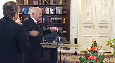 Prezident Václav Klaus se rozcviuje ped novoroním projevem.