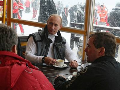Ruský premiér Putin a prezident Medvedv v bufetu na aji po lyování v Soi.