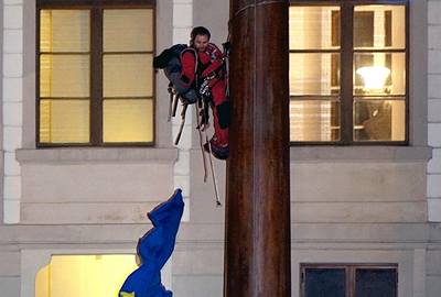 Aktivista Greenpeace se pokouí vylézt na stoár u Matyáovy brány.