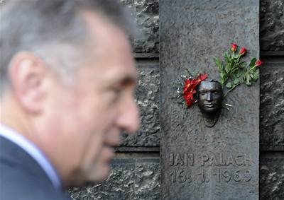 Premiér Mirek Topolánek uctil poloením kvtin u pamtní desky památku Jana Palacha. 