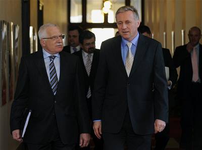 Prezident Václav Klaus v doprovodu premiéra Mirka Topolánka (vpravo) pichází na zasedání vlády.