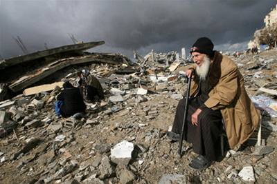 Izraelsk toky na Gazu si vydaly zatm 1200 obt na palestinsk stran. Na snmku si palestinsk obyvatel prohl rozbombardovanou krajinu.