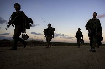 Izraeltí vojáci pi odchodu z pásma Gazy. 