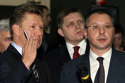 éf Gazpromu Alexej Miller a premiéi Slovenska a Bulharska Robert Fico a Sergej Staniev (zleva) na jednání o dodávkách plynu.