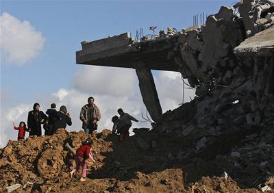 Palestinská rodina prohlíí po odchodu izraelských voják trosky svého domu