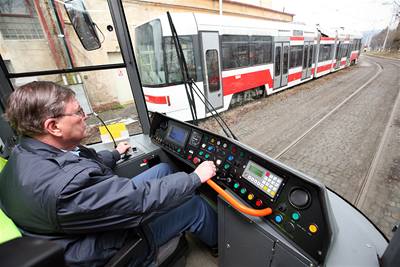 Neopravené z opravené - idi ve zprovoznné tramvaji RT6N1 míjí dalí vozy tohoto typu, které jsou u léta odstavené.