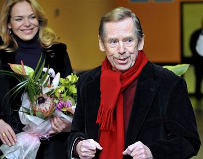 Bývalý prezident Václav Havel byl proputn do domácího oetování z Fakultní nemocnice v Motole, kde byl v minulých dnech hospitalizován pro zdravotní problémy s dýcháním. 