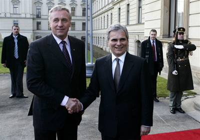 eský premiér Mirek Topolánek (vlevo) se v Praze setkal se svým rakouským protjkem Wernerem Faymannem.